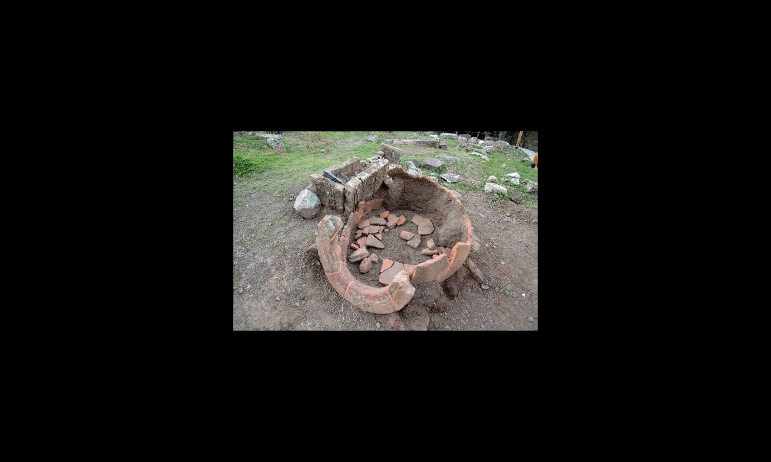 South Nekropolis. The pithos of the burial S189 and the cist grave S124