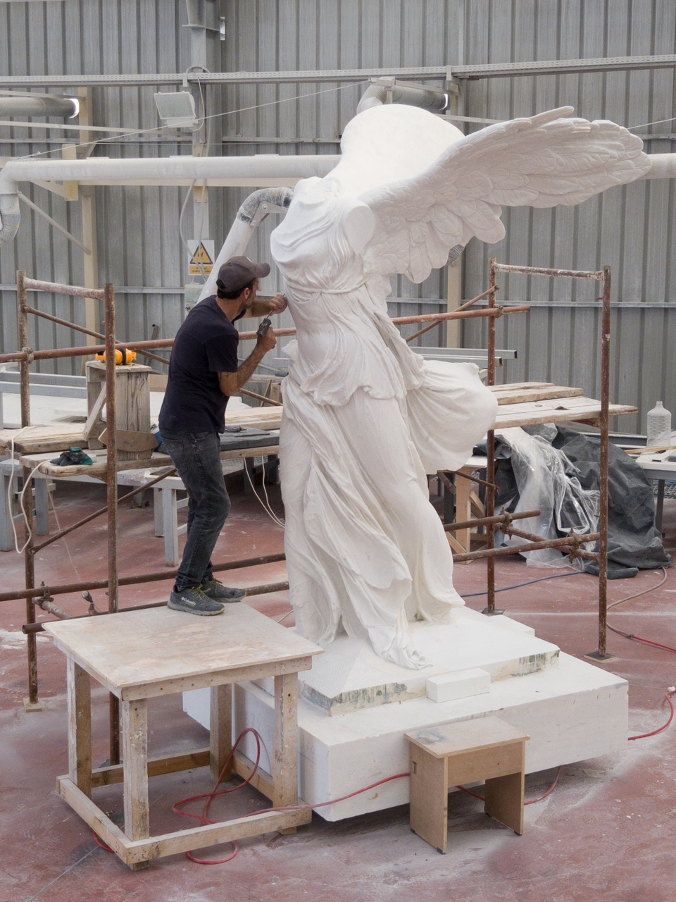 Handcurving of the replica details